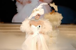 中国天津婚博会上的婚纱礼服流行时尚发布一 中国天津婚博会上的婚纱礼服流行时尚发布一