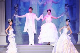 中国天津婚博会现场的婚纱礼服发布会 中国天津婚博会现场的婚纱礼服发布会