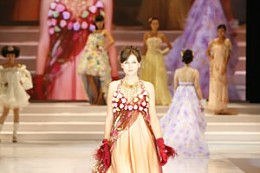 中国天津婚博会上婚纱礼服流行时尚发布 中国天津婚博会上婚纱礼服流行时尚发布