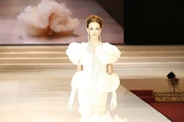 中国天津婚博会现场的婚纱礼服流行时尚发布会 中国天津婚博会现场的婚纱礼服流行时尚发布会