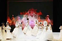 中国天津婚博会现场的婚纱礼服流行时尚发布会走秀 中国天津婚博会现场的婚纱礼服流行时尚发布会走秀