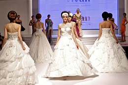 中国天津婚博会现场的婚纱礼服时尚发布 中国天津婚博会现场的婚纱礼服时尚发布